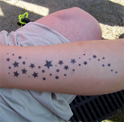 sternen tattoo tatze als airbrush tattoo