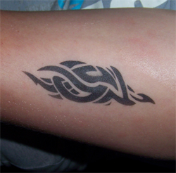 Tribal Oberarm Tattoo