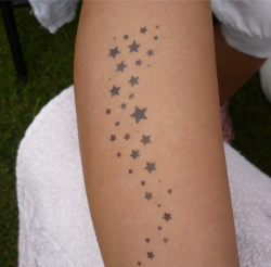 airbrush sterne als tattoo am arm airbrush taenzer als tattoo