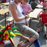 Kinder und Erwachsene haben Spass mit Airbrush Tattoos