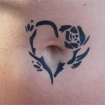 Airbrush Tattoo am Bauchnabel fuer Kinder und Erwachsene