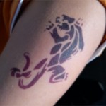 Airbrush Spass Tattoo auf dem Oberarm