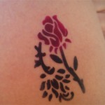 Airbrush Tattoo als zweifarbige Rose auf dem Oberarm