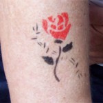 Airbrush Rosenmotive als Tattoo