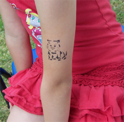 Kinder Airbrush Tattoo am Arm