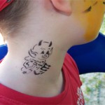 Airbrush Tattoo am Hals im Kindergarten