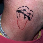 Airbrush Tattoo die Zunge am Hals