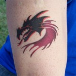 Drachen zweifarb Tattoo