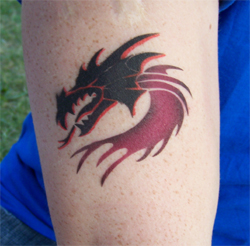 Drachen zweifarb Tattoo