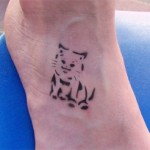 Katzen Tattoo am Fuss