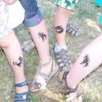 Viele Kinder Tattoos an den Beinen
