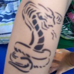 Schlangen Tattoo im Kindergarten
