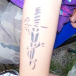 Schwert Tattoo in Kindergarten