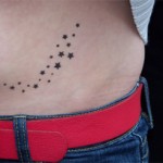 Sterne am Bauch als Airbrush Tattoo