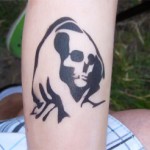 Totenkopf Tattoo im Kindergarten