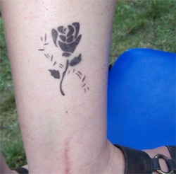 Airbrush Tattoo Rose am Bein in Zabeltitz