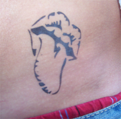 Zungen Airbrush Tattoo auf dem Bauch