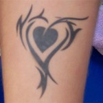 Herz-Tribal Airbrush Tattoo