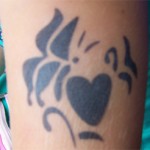 Schmetterling auf Herz Airbrush Tattoo