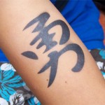 Chinesische Schriftzeichen als Airbrush Tattoos