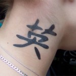 Chinesische Schriftzeichen als Airbrush Tattoos