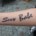 Der Airbrush Gag für die weiblichen Gäste. Sexy Babe Tattoo am Unterarm