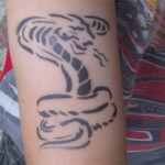 Schlangen Tattoo, welches ankommt bei den Kindern