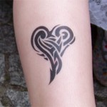Tribal Herz Tattoo als Spass Tattoo
