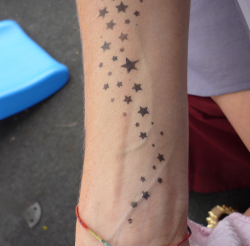Sterne tattoo arm frau 